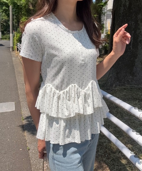 junoah（ジュノア）の「ドットヘンリーネックペプラムトップス（Tシャツ/カットソー・レディース・グレー/ホワイト/ブラック・SMALL/MEDIUM/LARGE）」の5枚目の写真