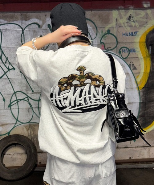 ATMARK(アットマーク)の「《3サイズ展開 / UNISEX 》ATMARK クラウンロゴサガラ刺繍半袖Tシャツ セットアップ可能(Tシャツ/カットソー・メンズ・ブラック系1/ブラック系3/ホワイト系1/ホワイト系2/ホワイト系3/ブラック系2・S/M/L)」の2枚目の写真