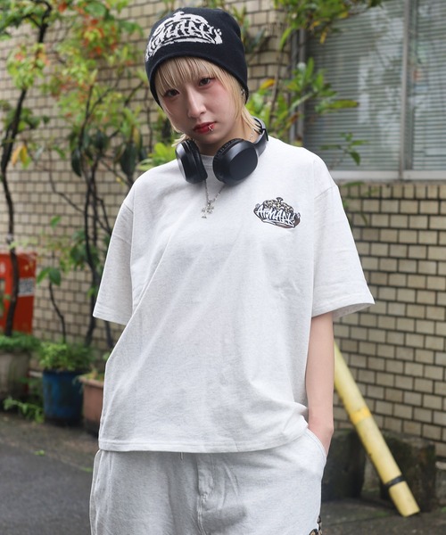 ATMARK(アットマーク)の「《3サイズ展開 / UNISEX 》ATMARK クラウンロゴサガラ刺繍半袖Tシャツ セットアップ可能(Tシャツ/カットソー・メンズ・ブラック系1/ブラック系3/ホワイト系1/ホワイト系2/ホワイト系3/ブラック系2・S/M/L)」の3枚目の写真