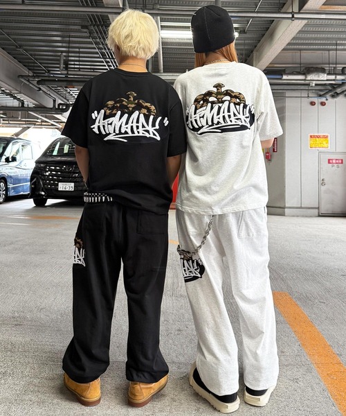 ATMARK(アットマーク)の「《3サイズ展開 / UNISEX 》ATMARK クラウンロゴサガラ刺繍半袖Tシャツ セットアップ可能(Tシャツ/カットソー・メンズ・ブラック系1/ブラック系3/ホワイト系1/ホワイト系2/ホワイト系3/ブラック系2・S/M/L)」の5枚目の写真