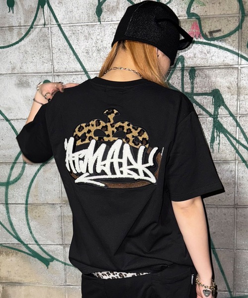ATMARK(アットマーク)の「《3サイズ展開 / UNISEX 》ATMARK クラウンロゴサガラ刺繍半袖Tシャツ セットアップ可能(Tシャツ/カットソー・メンズ・ブラック系1/ブラック系3/ホワイト系1/ホワイト系2/ホワイト系3/ブラック系2・S/M/L)」の6枚目の写真