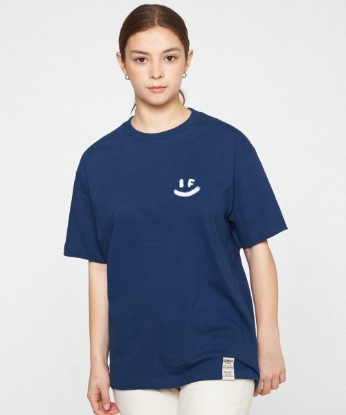 GRAVER（グレーバー）の「[ユニセックス]スプレースモールドローイングスマイル半袖Tシャツ_ネイビー（Tシャツ/カットソー・レディース・ホワイト・SMALL/MEDIUM/LARGE）」の2枚目の写真