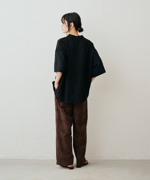 Live in comfort(リブインコンフォート)の「リブ イン コンフォート はまじとコラボ 大人にちょうどいい 衿つき麻混Tブラウス(シャツ/ブラウス・レディース・ブラック/ホワイト/ベージュ・M/L/S/LL/3L)」の7枚目の写真