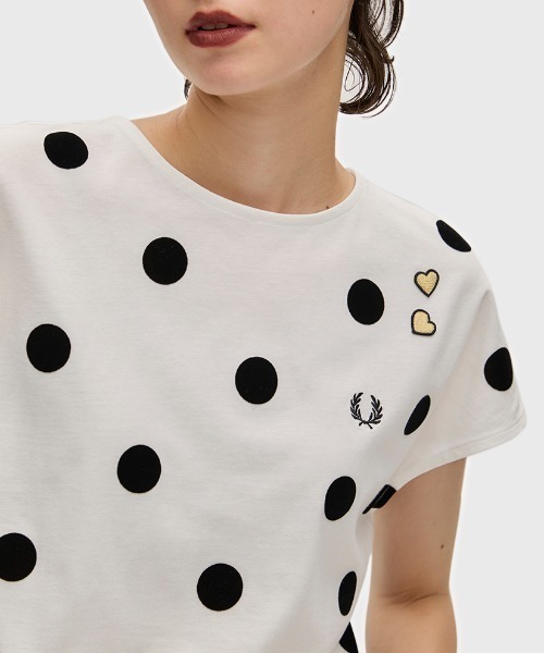 FRED PERRY（フレッドペリー）の「Amy Winehouse Flocked Polka Dot Top／エイミー・ワインハウス フロックポルカドットトップス（Tシャツ/カットソー・レディース・ホワイト/ブラック・10）」の4枚目の写真