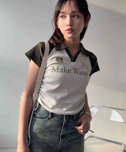 AS KNOW AS plus(アズノゥアズプラス)の「〇クロップド丈 襟付きサイドリボン結び リブVネックTシャツ(Tシャツ/カットソー・レディース・ブラック/ネイビー/カモフラージュ/ブラウン・FREE)」の1枚目の写真