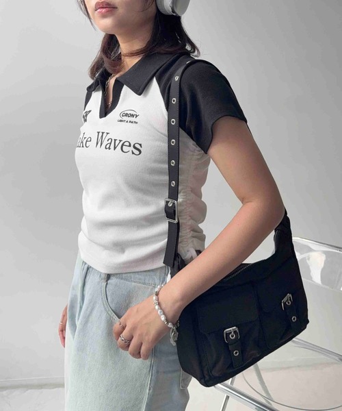 AS KNOW AS plus(アズノゥアズプラス)の「〇クロップド丈 襟付きサイドリボン結び リブVネックTシャツ(Tシャツ/カットソー・レディース・ブラック/ネイビー/カモフラージュ/ブラウン・FREE)」の2枚目の写真