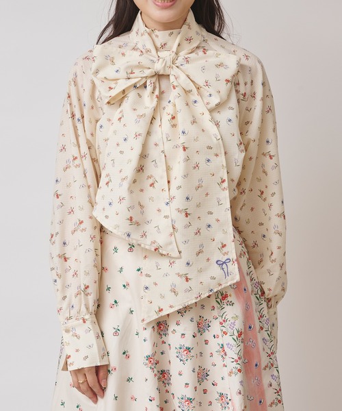Cath Kidston(キャスキッドソン)の「ボウタイブラウス Garden Bouquet(シャツ/ブラウス・レディース・アイボリー系/アイボリー/サックスブルー・FREE)」の3枚目の写真