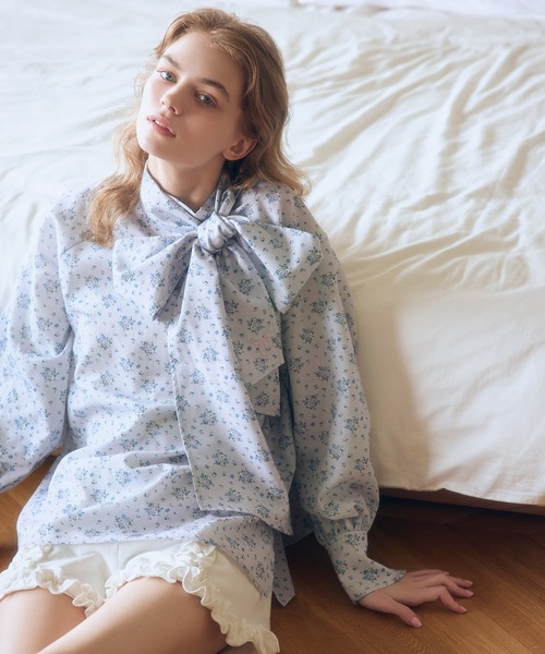 Cath Kidston(キャスキッドソン)の「ボウタイブラウス Garden Bouquet(シャツ/ブラウス・レディース・アイボリー系/アイボリー/サックスブルー・FREE)」の1枚目の写真