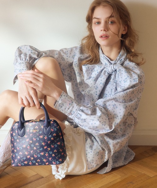 Cath Kidston(キャスキッドソン)の「ボウタイブラウス Garden Bouquet(シャツ/ブラウス・レディース・アイボリー系/アイボリー/サックスブルー・FREE)」の4枚目の写真
