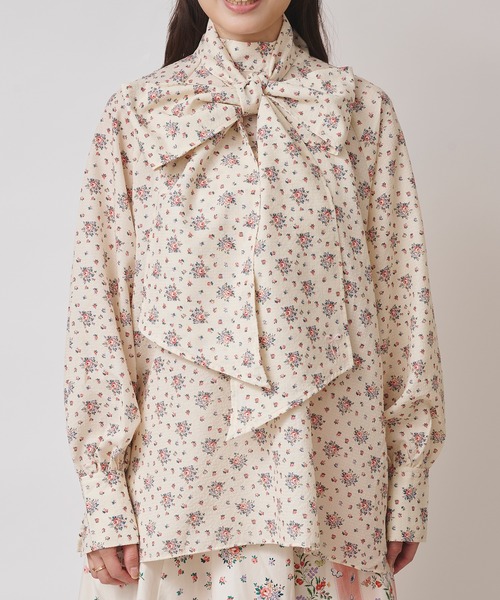 Cath Kidston(キャスキッドソン)の「ボウタイブラウス Garden Bouquet(シャツ/ブラウス・レディース・アイボリー系/アイボリー/サックスブルー・FREE)」の7枚目の写真