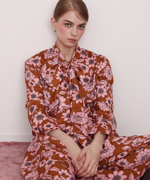 LOULOU WILLOUGHBY(ルルウィルビー)の「オータムフラワーリボンブラウス(シャツ/ブラウス・レディース・ブラウン系その他・2)」の2枚目の写真