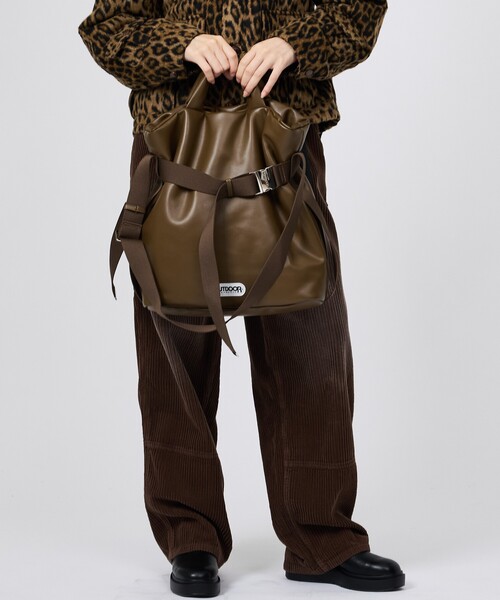 OUTDOOR PRODUCTS(アウトドアプロダクツ)の「【OUTDOOR PRODUCTS / アウトドアプロダクツ】2WAY巾着ベルトフェイクレザートートバッグM/フェイクレザー/トートバッグ(トートバッグ・レディース・ブラック/カーキ・フリー)」の11枚目の写真