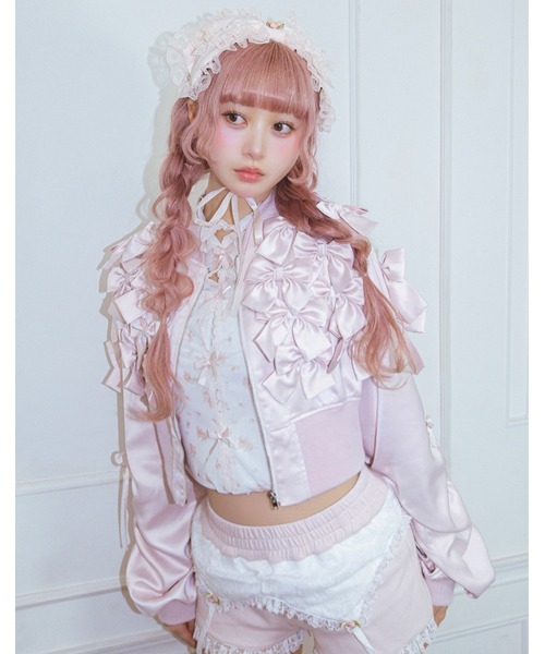 Fiorforte(フィオルフォルテ)の「many ribbon satin blouson(ブルゾン・レディース・ブラック/ピンク・FREE)」の1枚目の写真