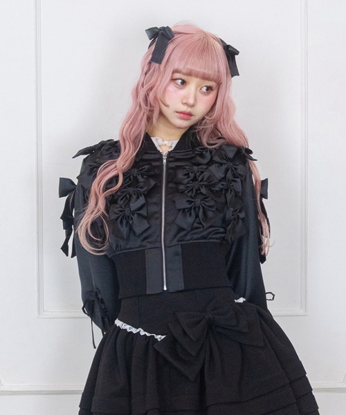 Fiorforte(フィオルフォルテ)の「many ribbon satin blouson(ブルゾン・レディース・ブラック/ピンク・FREE)」の2枚目の写真