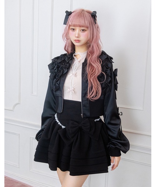 Fiorforte(フィオルフォルテ)の「many ribbon satin blouson(ブルゾン・レディース・ブラック/ピンク・FREE)」の8枚目の写真