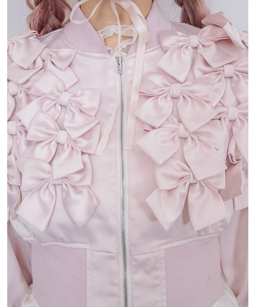 Fiorforte(フィオルフォルテ)の「many ribbon satin blouson(ブルゾン・レディース・ブラック/ピンク・FREE)」の4枚目の写真