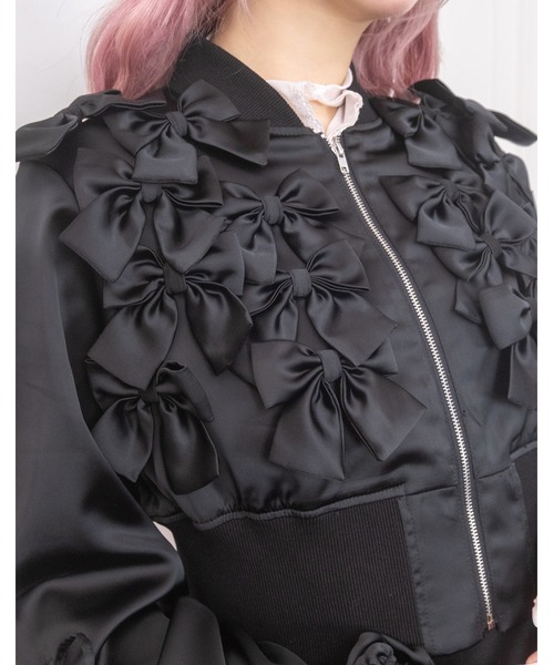 Fiorforte(フィオルフォルテ)の「many ribbon satin blouson(ブルゾン・レディース・ブラック/ピンク・FREE)」の9枚目の写真