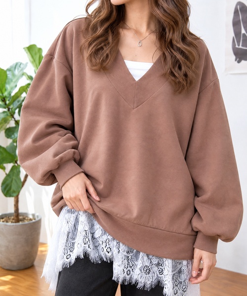 MONO-MART（モノマート）の「裾レース Vネック オーバーサイズ ダンボールスウェット＜マシンウォッシャブル＞（スウェット・レディース・スミクロ/グレイッシュブルー/モカ/ダークグリーン/アイボリー/グレー・FREE）」の4枚目の写真