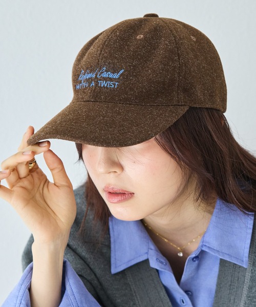 LAVEANGE(ラビアンジェ)の「ライトメルトン刺繍ロゴキャップ|深め/サイズ調整/秋冬/大人カジュアル/アメカジ/トラッド(キャップ・レディース・ブラック/ブラウン・F)」の1枚目の写真