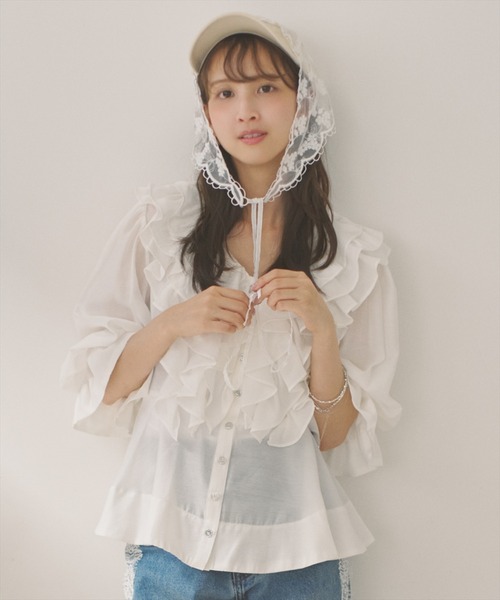 AND COUTURE(アンドクチュール)の「ラッフルフリルブラウス(シャツ/ブラウス・レディース・ベージュ/ブラック/オフホワイト・FREE)」の2枚目の写真