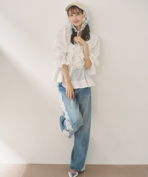 AND COUTURE(アンドクチュール)の「ラッフルフリルブラウス(シャツ/ブラウス・レディース・ベージュ/ブラック/オフホワイト・FREE)」の5枚目の写真