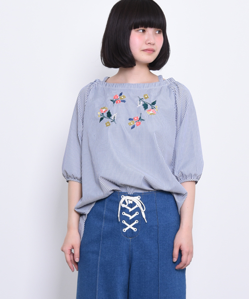 POU DOU DOU（プードゥドゥ）の「オフショルダーフロント刺繍ブラウス（シャツ/ブラウス・レディース・ネイビー/オフホワイト/ブルー・3）」の3枚目の写真