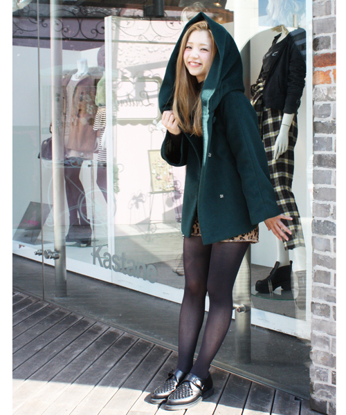 Kastane(カスタネ)の「BIGフードショートコート(その他アウター・レディース・グリーン/ブラック/レンガ/キャメル/ブラック系その他・FREE)」の4枚目の写真