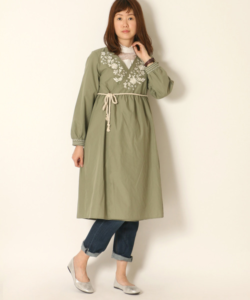 LBC(エルビーシー)の「カシュクールシャーリング刺繍ワンピース(ワンピース・レディース・オリーブ/ブルー・MEDIUM/LARGE)」の1枚目の写真