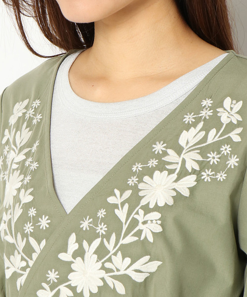 LBC(エルビーシー)の「カシュクールシャーリング刺繍ワンピース(ワンピース・レディース・オリーブ/ブルー・MEDIUM/LARGE)」の4枚目の写真