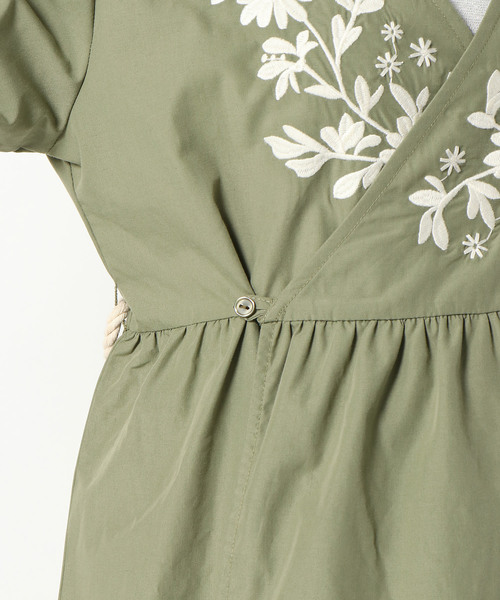 LBC(エルビーシー)の「カシュクールシャーリング刺繍ワンピース(ワンピース・レディース・オリーブ/ブルー・MEDIUM/LARGE)」の3枚目の写真