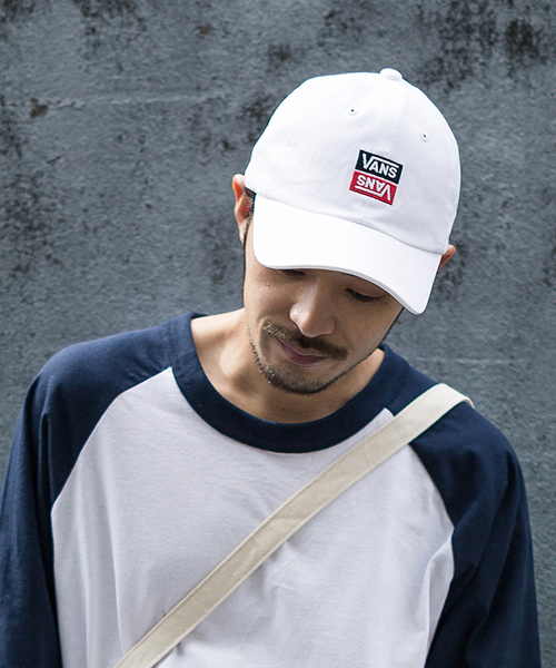 VANS(バンズ)の「VANS/ヴァンズ Reverse V Embroidery Low Cap(キャップ・メンズ・ブラック/ホワイト・ONE SIZE)」の1枚目の写真