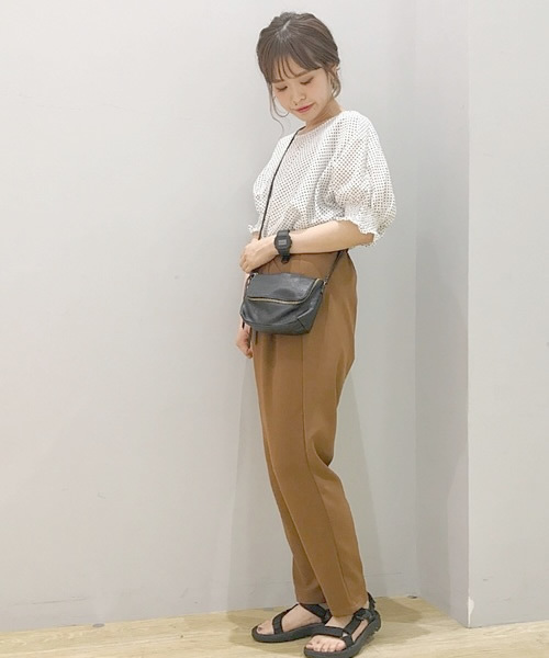 earth music&ecology（アースミュージックアンドエコロジー）の「・袖シャーリングプルオーバー ●（シャツ/ブラウス・レディース・カーキ/ブラック/オフホワイト/ライトベージュ/ホワイト/ドット・FREE）」の2枚目の写真