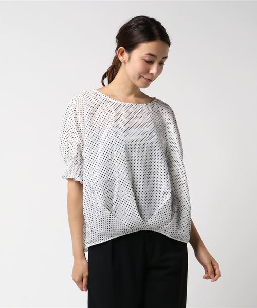 earth music&ecology（アースミュージックアンドエコロジー）の「・袖シャーリングプルオーバー ●（シャツ/ブラウス・レディース・カーキ/ブラック/オフホワイト/ライトベージュ/ホワイト/ドット・FREE）」の20枚目の写真