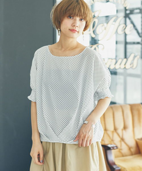 earth music&ecology（アースミュージックアンドエコロジー）の「・袖シャーリングプルオーバー ●（シャツ/ブラウス・レディース・カーキ/ブラック/オフホワイト/ライトベージュ/ホワイト/ドット・FREE）」の21枚目の写真