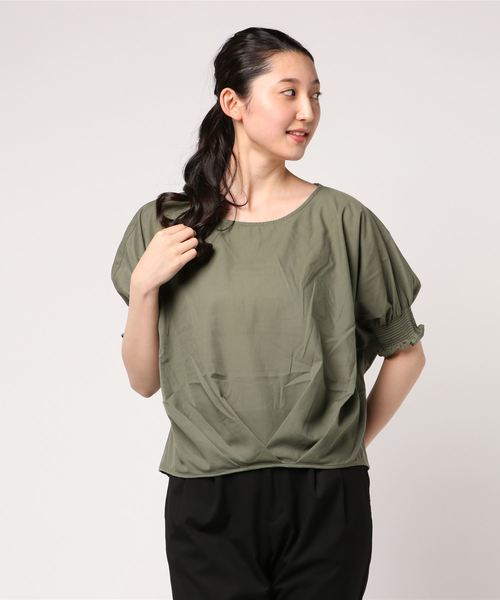 earth music&ecology（アースミュージックアンドエコロジー）の「・袖シャーリングプルオーバー ●（シャツ/ブラウス・レディース・カーキ/ブラック/オフホワイト/ライトベージュ/ホワイト/ドット・FREE）」の6枚目の写真