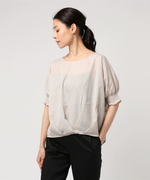 earth music&ecology（アースミュージックアンドエコロジー）の「・袖シャーリングプルオーバー ●（シャツ/ブラウス・レディース・カーキ/ブラック/オフホワイト/ライトベージュ/ホワイト/ドット・FREE）」の5枚目の写真