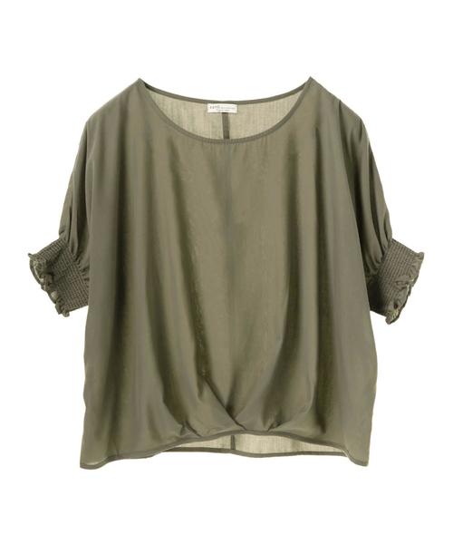 earth music&ecology（アースミュージックアンドエコロジー）の「・袖シャーリングプルオーバー ●（シャツ/ブラウス・レディース・カーキ/ブラック/オフホワイト/ライトベージュ/ホワイト/ドット・FREE）」の11枚目の写真