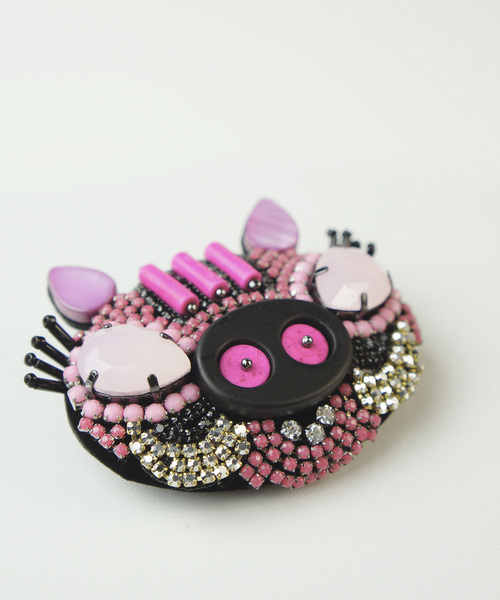 KU-CROISSANT(クークロワッサン)の「【Paris】cochon ビジュー ブローチ(ブローチ/コサージュ・レディース・ブルー/イエロー/レッド・ONE SIZE)」の1枚目の写真