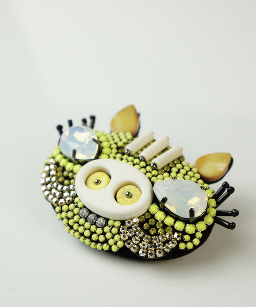 KU-CROISSANT(クークロワッサン)の「【Paris】cochon ビジュー ブローチ(ブローチ/コサージュ・レディース・ブルー/イエロー/レッド・ONE SIZE)」の3枚目の写真