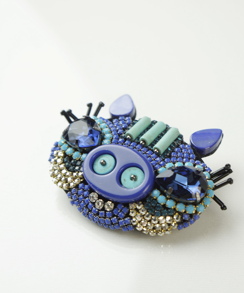 KU-CROISSANT(クークロワッサン)の「【Paris】cochon ビジュー ブローチ(ブローチ/コサージュ・レディース・ブルー/イエロー/レッド・ONE SIZE)」の2枚目の写真