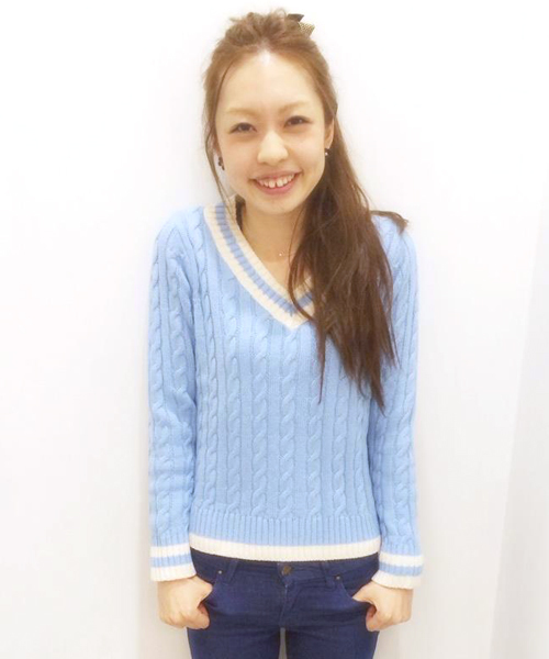 DISCOAT（ディスコート）の「【Discoat】ライン入りVネックプルオーバー（ニット/セーター・レディース・オフホワイト/ライトブルー/モカ・ﾌﾘ-）」の2枚目の写真