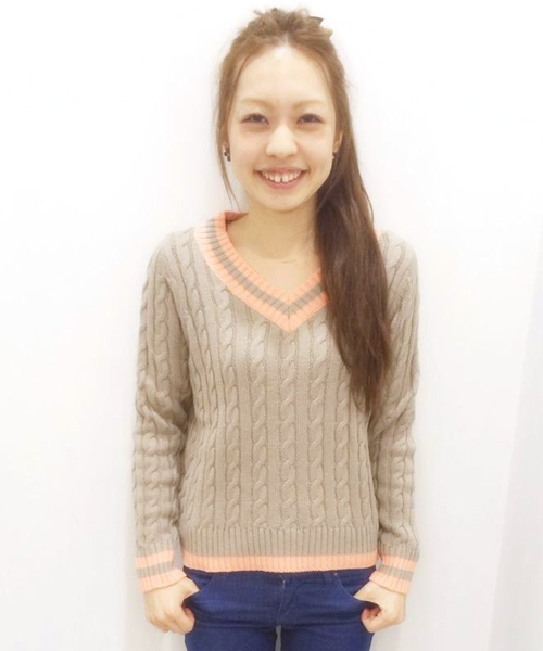 DISCOAT（ディスコート）の「【Discoat】ライン入りVネックプルオーバー（ニット/セーター・レディース・オフホワイト/ライトブルー/モカ・ﾌﾘ-）」の4枚目の写真