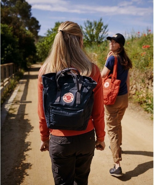 FJALL RAVEN (フェールラーベン)の「Kanken Totepack (FJALLRAVEN/フェールラーベン)(トートバッグ・メンズ・サファリグリーン/レンガ/ライトブラウン/ネイビー/グレー/ブラック/ダークベージュ/ダークアッシュ/レッド/パープル/スカイブルー/ブラウン系1/コーラルピンク・ONE SIZE)」の9枚目の写真