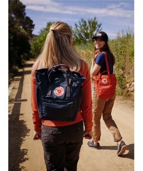 FJALL RAVEN (フェールラーベン)の「Kanken Totepack (FJALLRAVEN/フェールラーベン)(トートバッグ・メンズ・サファリグリーン/レンガ/ライトブラウン/ネイビー/グレー/ブラック/ダークベージュ/ダークアッシュ/レッド/パープル/スカイブルー/ブラウン系1/コーラルピンク・ONE SIZE)」の20枚目の写真
