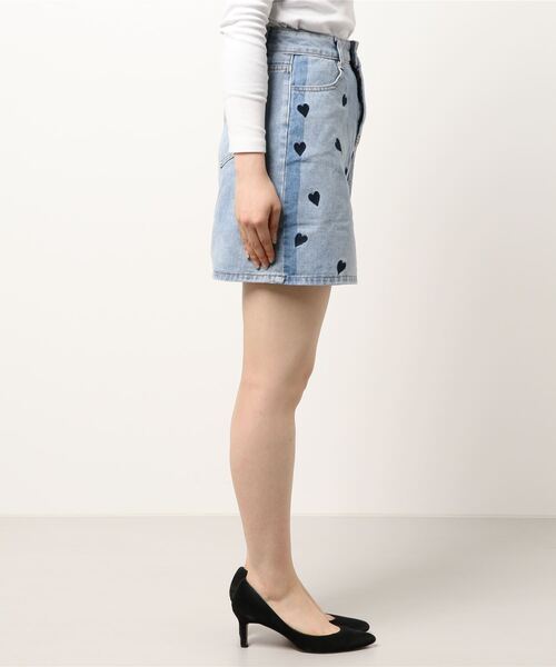 VIBGYOR Women（ヴィブジョー　ウィメン）の「【CHW】ハート刺繍デニムミニスカート（デニムスカート・レディース・ライトブルー・SMALL/MEDIUM）」の9枚目の写真