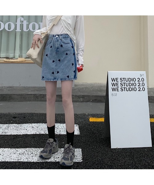 VIBGYOR Women（ヴィブジョー　ウィメン）の「【CHW】ハート刺繍デニムミニスカート（デニムスカート・レディース・ライトブルー・SMALL/MEDIUM）」の2枚目の写真