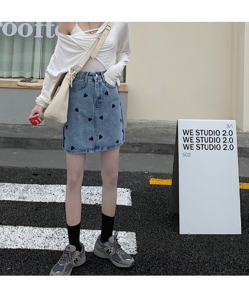 VIBGYOR Women（ヴィブジョー　ウィメン）の「【CHW】ハート刺繍デニムミニスカート（デニムスカート・レディース・ライトブルー・SMALL/MEDIUM）」の4枚目の写真