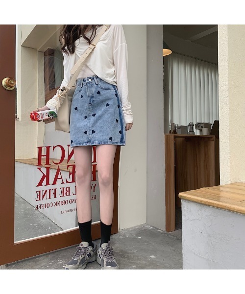 VIBGYOR Women（ヴィブジョー　ウィメン）の「【CHW】ハート刺繍デニムミニスカート（デニムスカート・レディース・ライトブルー・SMALL/MEDIUM）」の6枚目の写真