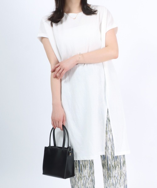 Salong hameu(サロン ハミュー)の「接触冷感 速乾ドライ 体型カバー フロントスリット ロング丈半袖Tシャツ レディース/Tシャツワンピース(Tシャツ/カットソー・レディース・ブラック/オフホワイト/グレイッシュブルー/ダークグレー/グリーン/エメラルド/ベージュ/ラベンダー/モカ/パープル・L/M)」の2枚目の写真