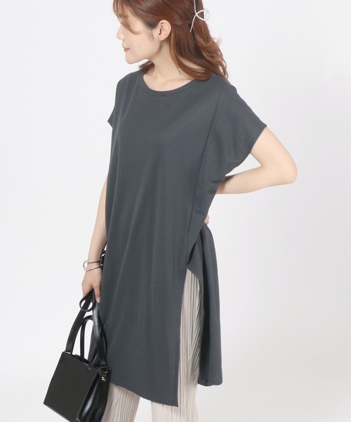 Salong hameu(サロン ハミュー)の「接触冷感 速乾ドライ 体型カバー フロントスリット ロング丈半袖Tシャツ レディース/Tシャツワンピース(Tシャツ/カットソー・レディース・ブラック/オフホワイト/グレイッシュブルー/ダークグレー/グリーン/エメラルド/ベージュ/ラベンダー/モカ/パープル・L/M)」の3枚目の写真